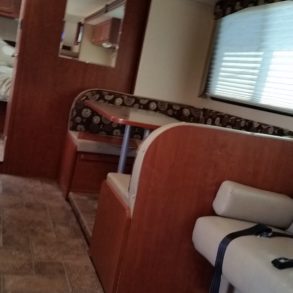 2014 Itasca Spirit 31′ Class C Motor Home with slide